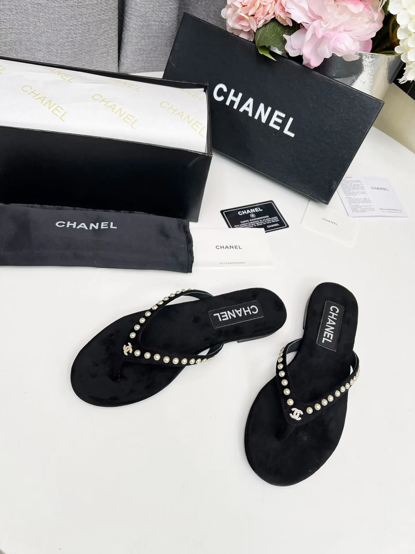 💕💕Factory direct selling price p440💕💕 Chanel new spring and summer genuine leather outsole flip-flops✅ I was really moved by this shoe when I first saw it💓 I liked it at first sight [surprised], 😊 and it has Chanel’s classic element diamond logo💎 Fabric: double-sided velvet Lining: cow lining Color: black Size: 35-41 (41 can be customized and non-returnable) Outsole: Made of genuine leather outsole Packaging: with card and cloth bag